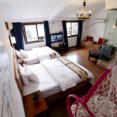 Fenghuang Little Bear Family Guest House Bagian luar foto