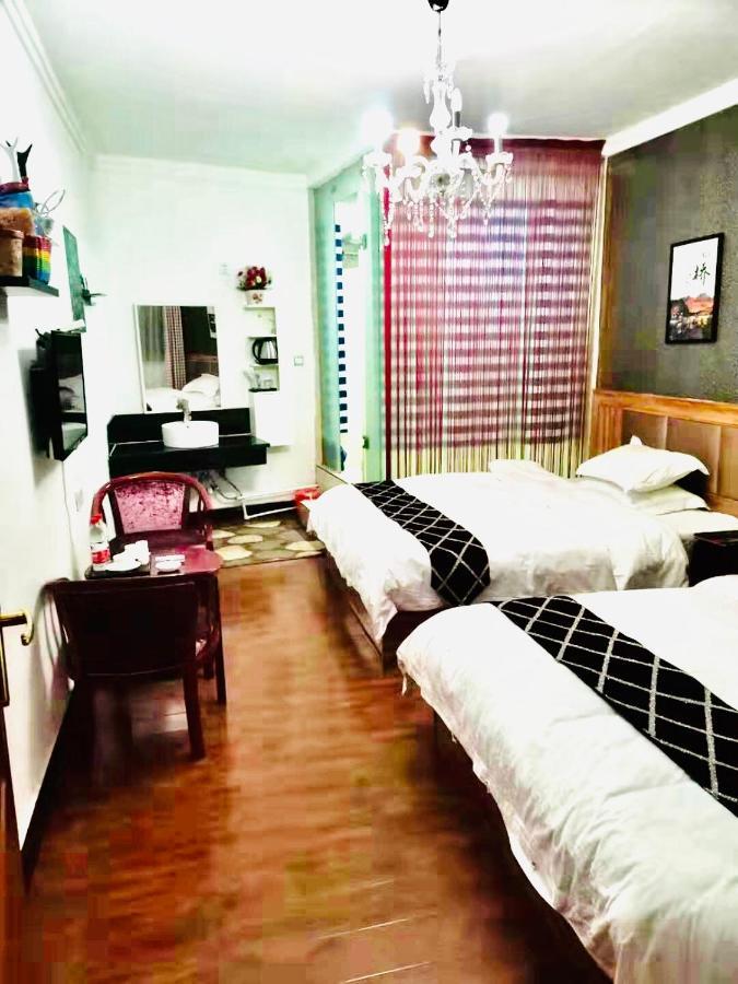 Fenghuang Little Bear Family Guest House Bagian luar foto