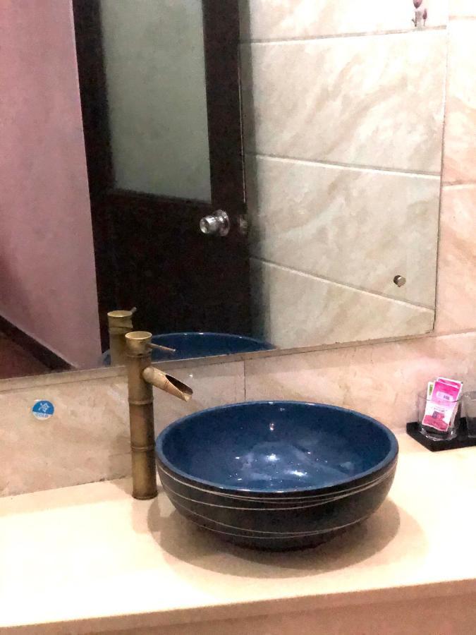 Fenghuang Little Bear Family Guest House Bagian luar foto